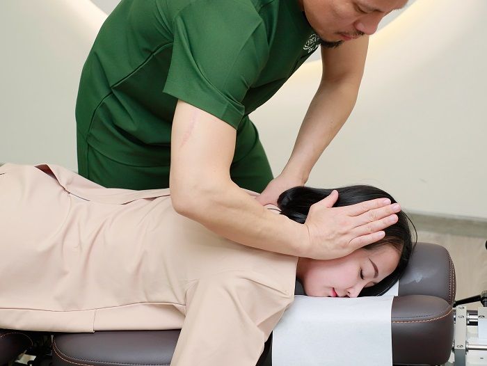 Trị liệu đau cổ vai gáy an toàn - hiệu quả cao tại Optimal365 Chiropractic